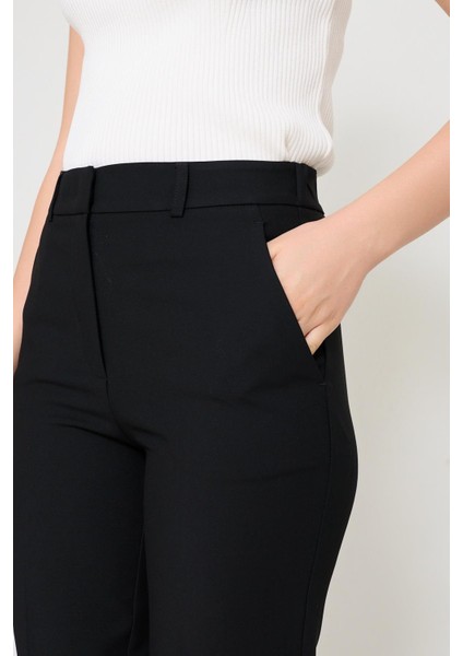 Siyah Cep ve Bel Detaylı Tam Kalıp Pantolon fırsatları