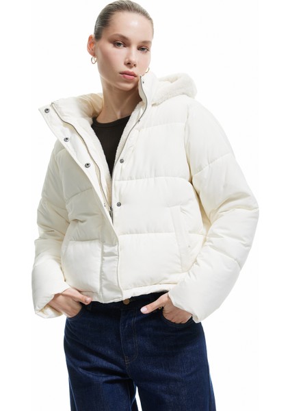 Kapüşonlu Fermuarlı Içi Peluş Çıtçıt Düğmeli Cepli Şişme Mont