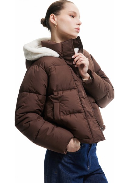 Kapüşonlu Fermuarlı Içi Peluş Çıtçıt Düğmeli Cepli Şişme Mont