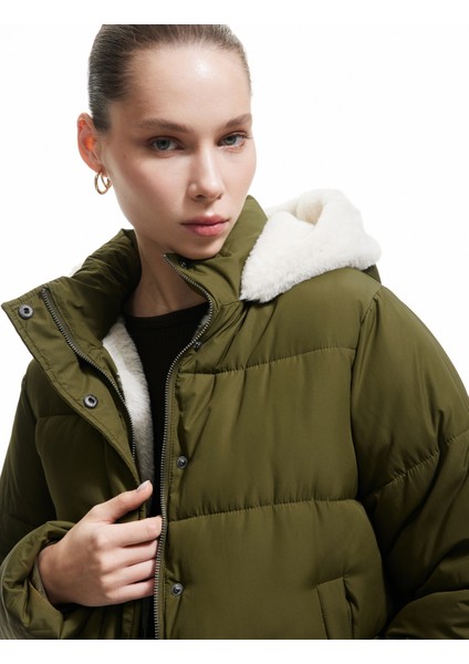 Kapüşonlu Fermuarlı Içi Peluş Çıtçıt Düğmeli Cepli Şişme Mont