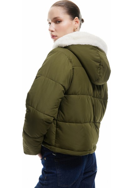 Kapüşonlu Fermuarlı Içi Peluş Çıtçıt Düğmeli Cepli Şişme Mont modelleri