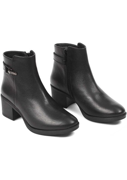 Kadın Siyah Fermuarlı Toka Detaylı Deri Bot