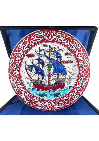 Kırmızı Bordürlü Kalyon Desenli Iznik Çini Tabak – Kurumsal ve Protokol Hediyesi