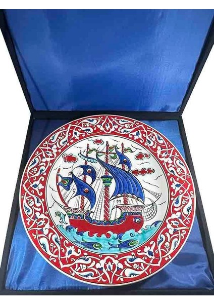 Kırmızı Bordürlü Kalyon Desenli Iznik Çini Tabak – Kurumsal ve Protokol Hediyesi modelleri