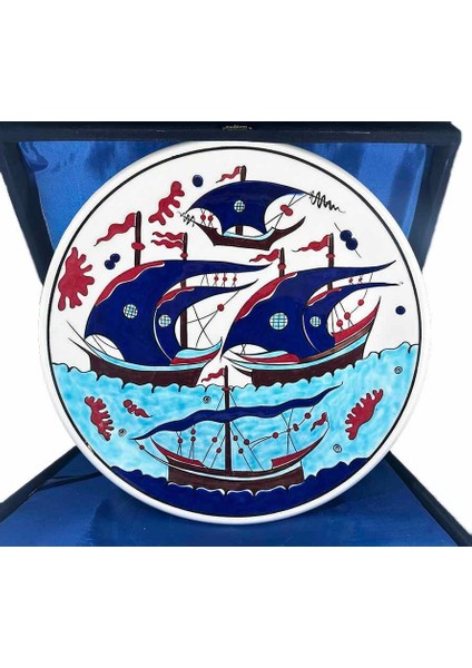 Gemili Iznik Çini Tabak 30 cm – El Yapımı Osmanlı Yelkenli Motif