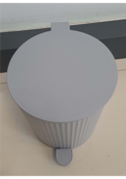 Özhavan Este Pedallı Çöp Kovası 8 Lt Gri ( Kod : 140 ) modelleri