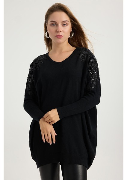 V Yaka Omuzlar Çiçek Nakışlı Triko