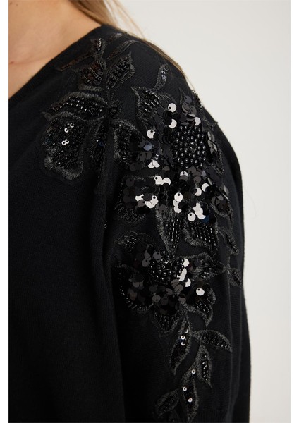 V Yaka Omuzlar Çiçek Nakışlı Triko fırsatları