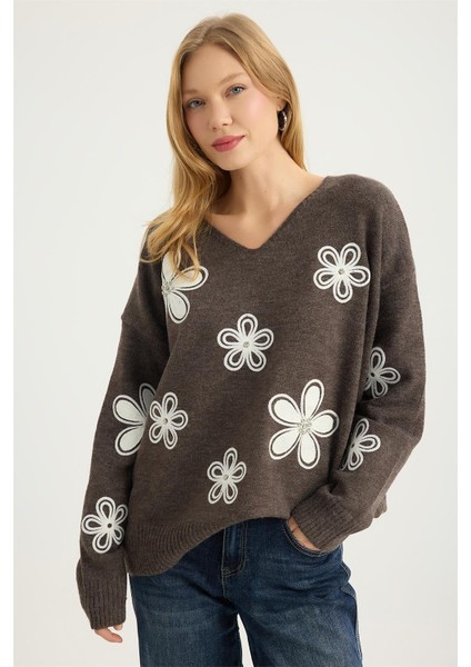 V Yaka Çiçek Nakışlı Triko