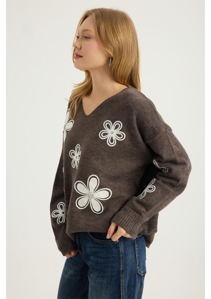 V Yaka Çiçek Nakışlı Triko fiyatları