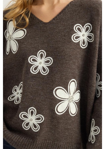 V Yaka Çiçek Nakışlı Triko fırsatları
