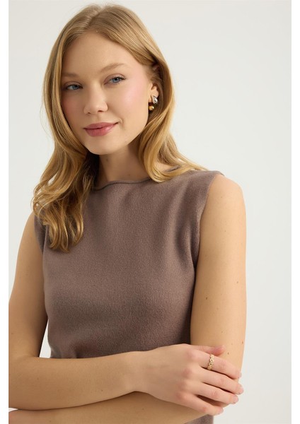 Kolsuz Kıvrık Yaka Triko fırsatları