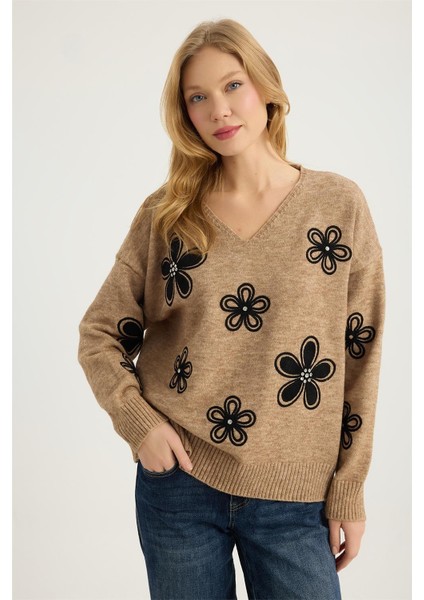V Yaka Çiçek Nakışlı Triko