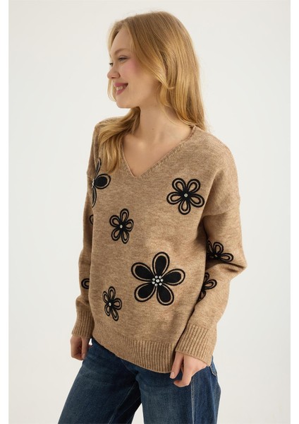 V Yaka Çiçek Nakışlı Triko fiyatları