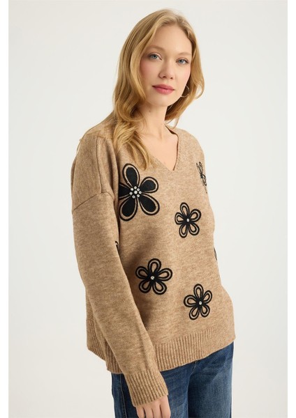 V Yaka Çiçek Nakışlı Triko modelleri
