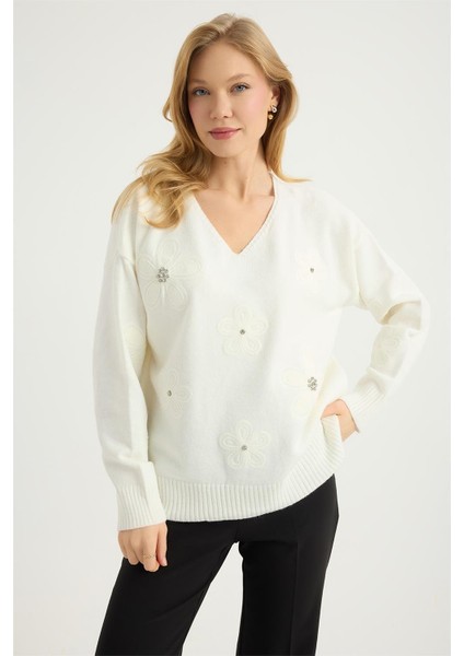 V Yaka Çiçek Nakışlı Triko