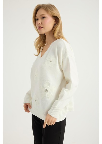 V Yaka Çiçek Nakışlı Triko fiyatları