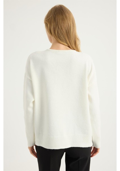 V Yaka Çiçek Nakışlı Triko indirimleri