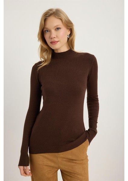 Dik Yaka Perçinli Triko