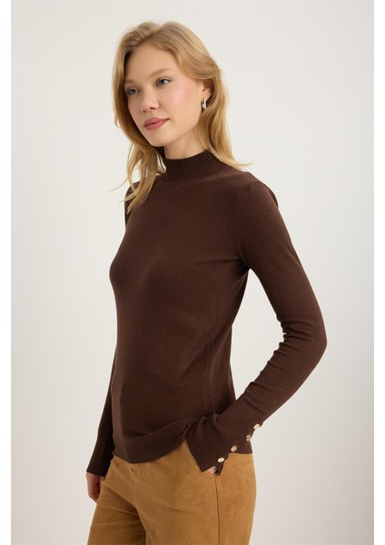 Dik Yaka Perçinli Triko fiyatları