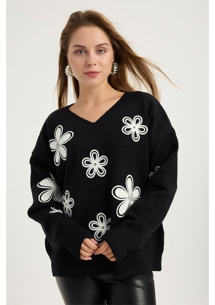 V Yaka Çiçek Nakışlı Triko