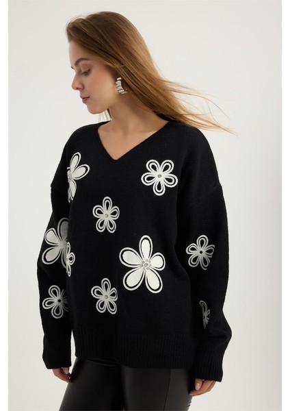 V Yaka Çiçek Nakışlı Triko fiyatları