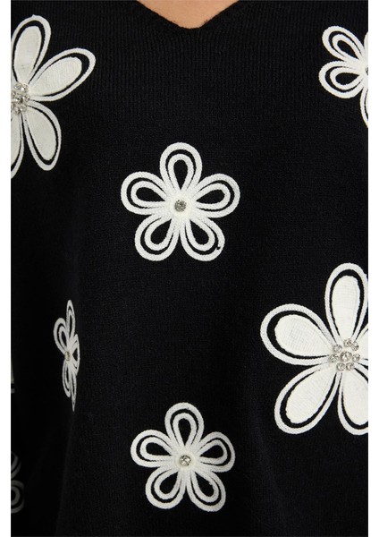 V Yaka Çiçek Nakışlı Triko fırsatları