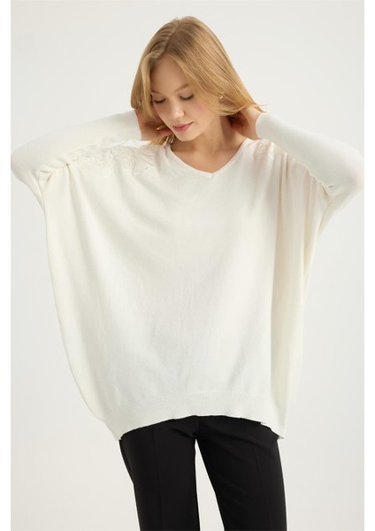 V Yaka Omuzlar Çiçek Nakışlı Triko