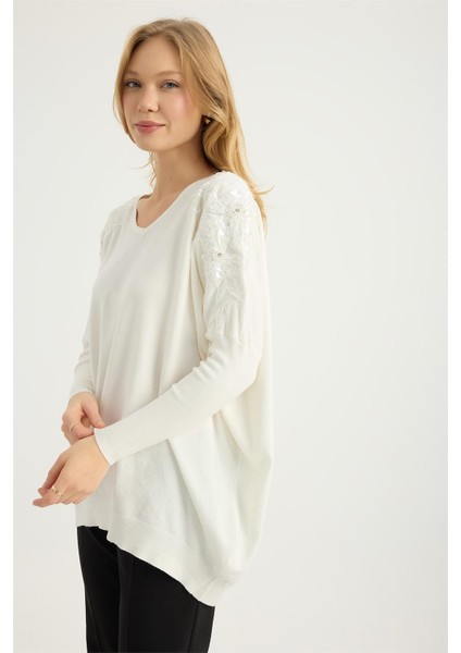 V Yaka Omuzlar Çiçek Nakışlı Triko fiyatları