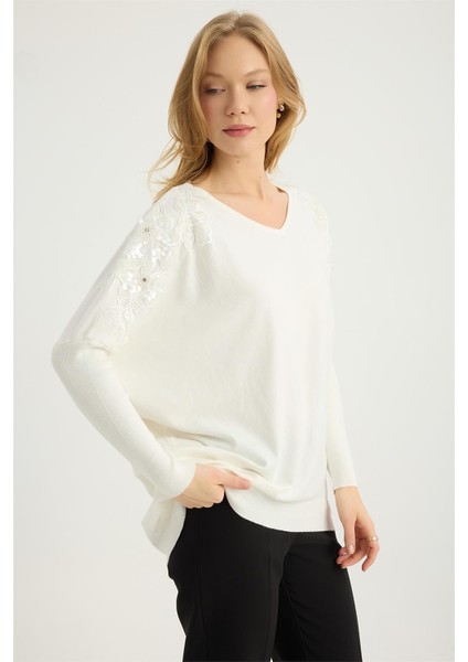 V Yaka Omuzlar Çiçek Nakışlı Triko modelleri