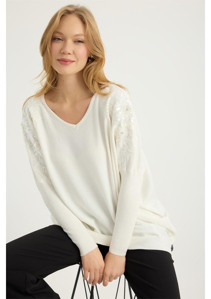 V Yaka Omuzlar Çiçek Nakışlı Triko fırsatları