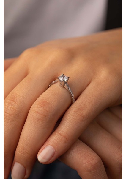 14 Ayar Altın Taşlı Tektaş Yüzük