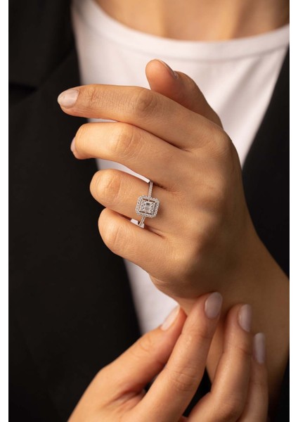 14 Ayar Altın Taşlı Baget Yüzük