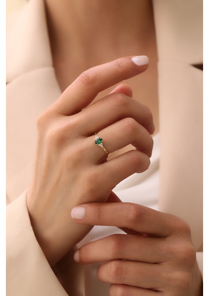 14 Ayar Altın Oval Taşlı Yatay Zümrüt Yüzük