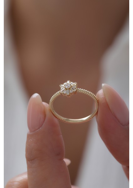 14 Ayar Altın Kristal Baget Yüzük fiyatları