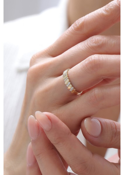 14 Ayar Altın Yarı Taşlı Çizgi Yüzük