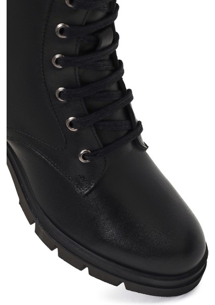 Kadın Siyah Fermuarlı Kalın Topuklu Deri Bot 25WFD413418