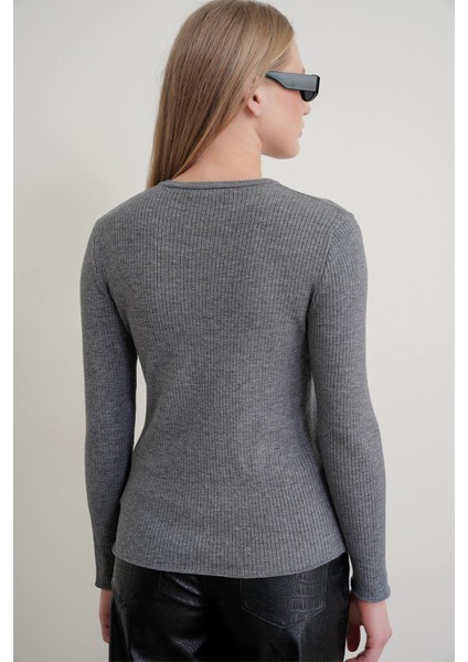 6982 Kadın Britli Detaylı Yumuşak Basic Kazak Gri indirimleri