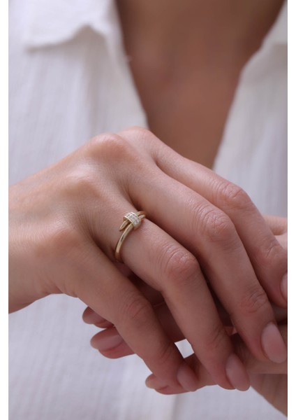 14 Ayar Altın Modern Taşlı Çivi Yüzük