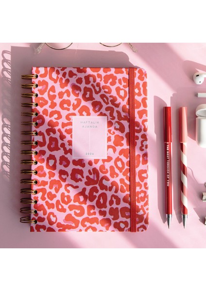 2026 A5 Spiralli Renkli Haftalık Ajanda 12 Aylık – Motivasyon Sayfalı Kırmızı Leopar