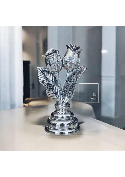 Allah C.c. ve Muhammed S.a.v. Yazılı Biblo – Gümüş Gri Lale Gül Figürlü Dini Hediyelik Obje