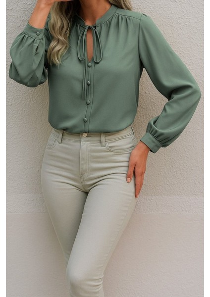 Ulak Handmader Kadın Uzun Kollu Yakalı Yakadan Bağcıklı Düğmeli Sandy Bluz fırsatları