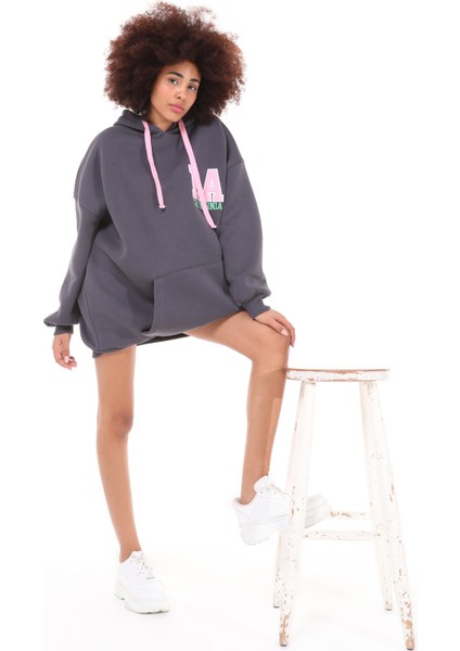 Kadın Kapüşonlu Kanguru Cepli Baskı Detaylı Uzun Kol Oversize Sweatshirt fiyatları