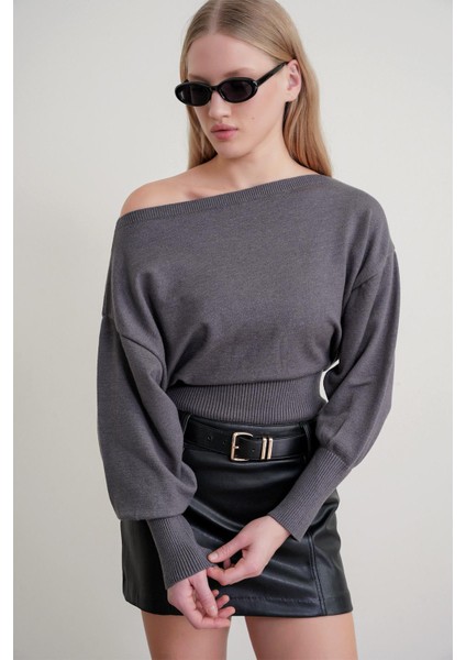 6988 Kadın Asimetrik Rib Kesim Kayık Yaka Triko Kazak Antrasit fiyatları