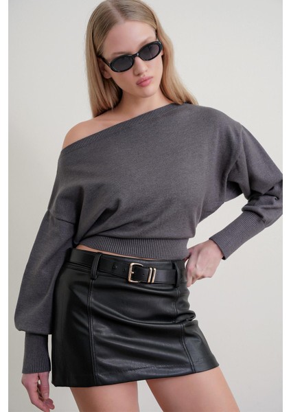 6988 Kadın Asimetrik Rib Kesim Kayık Yaka Triko Kazak Antrasit modelleri