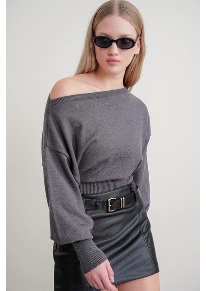 6988 Kadın Asimetrik Rib Kesim Kayık Yaka Triko Kazak Antrasit fırsatları