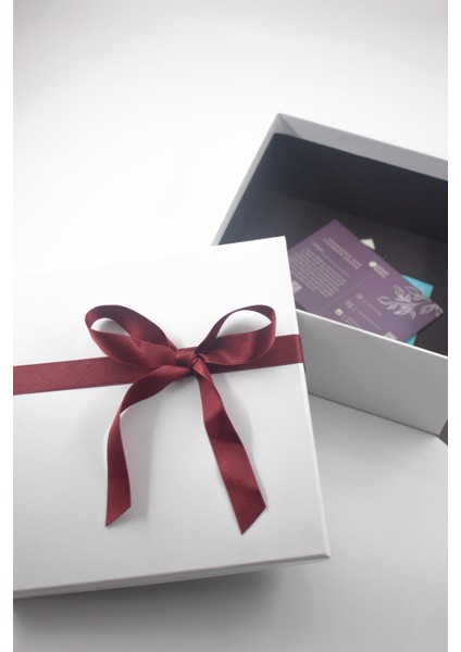 Beyaz Boş Hediye Kutusu Bordo Kurdeleli Kutu Yılbaşı Kutu 21 cm x 21 cm x 9.4 cm
