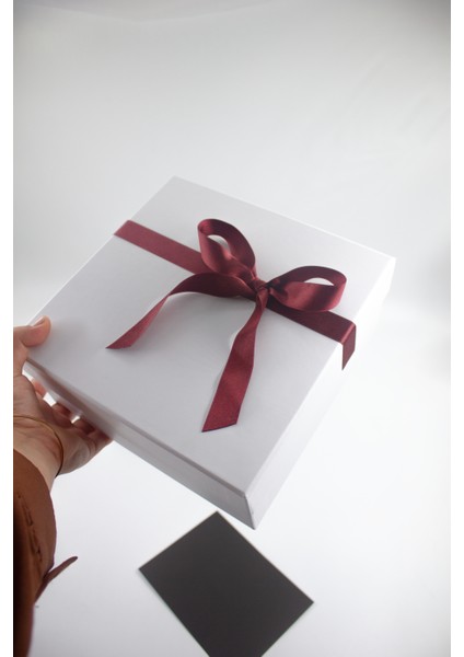 Beyaz Boş Hediye Kutusu Bordo Kurdeleli Kutu Yılbaşı Kutu 21 cm x 21 cm x 9.4 cm fiyatları