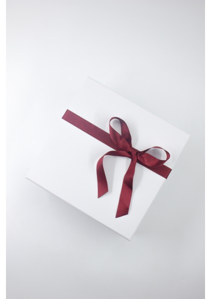 Beyaz Boş Hediye Kutusu Bordo Kurdeleli Kutu Yılbaşı Kutu 21 cm x 21 cm x 9.4 cm modelleri