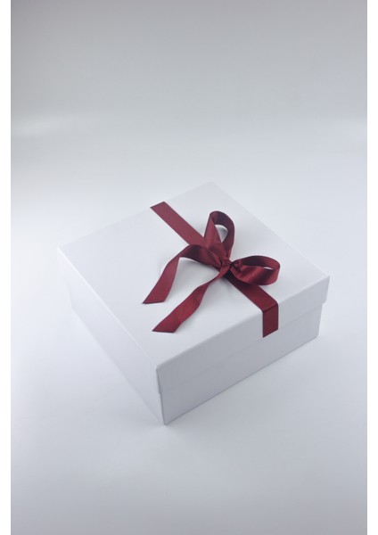 Beyaz Boş Hediye Kutusu Bordo Kurdeleli Kutu Yılbaşı Kutu 21 cm x 21 cm x 9.4 cm fırsatları